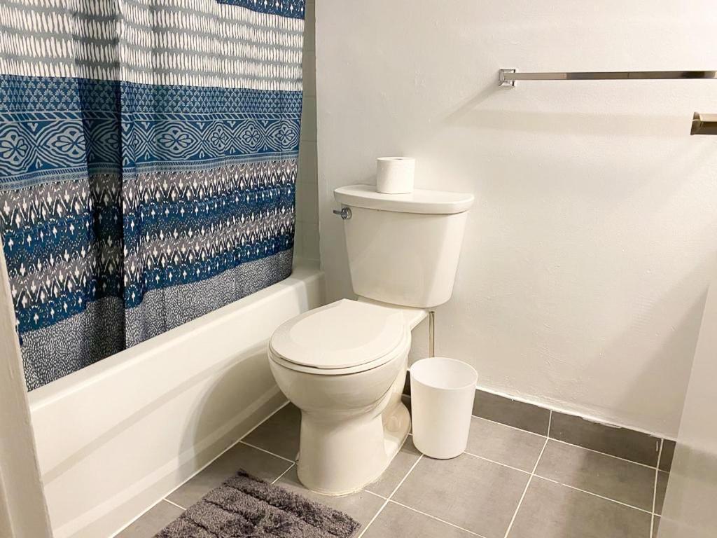 Bright Apartment Close To City With Free Parking Toronto Exterior photo