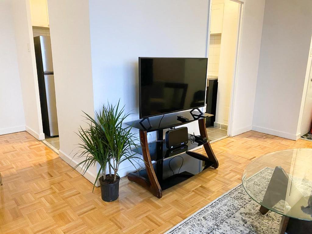 Bright Apartment Close To City With Free Parking Toronto Exterior photo