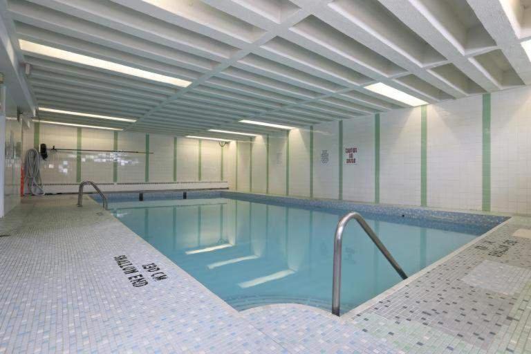 Bright Apartment Close To City With Free Parking Toronto Exterior photo